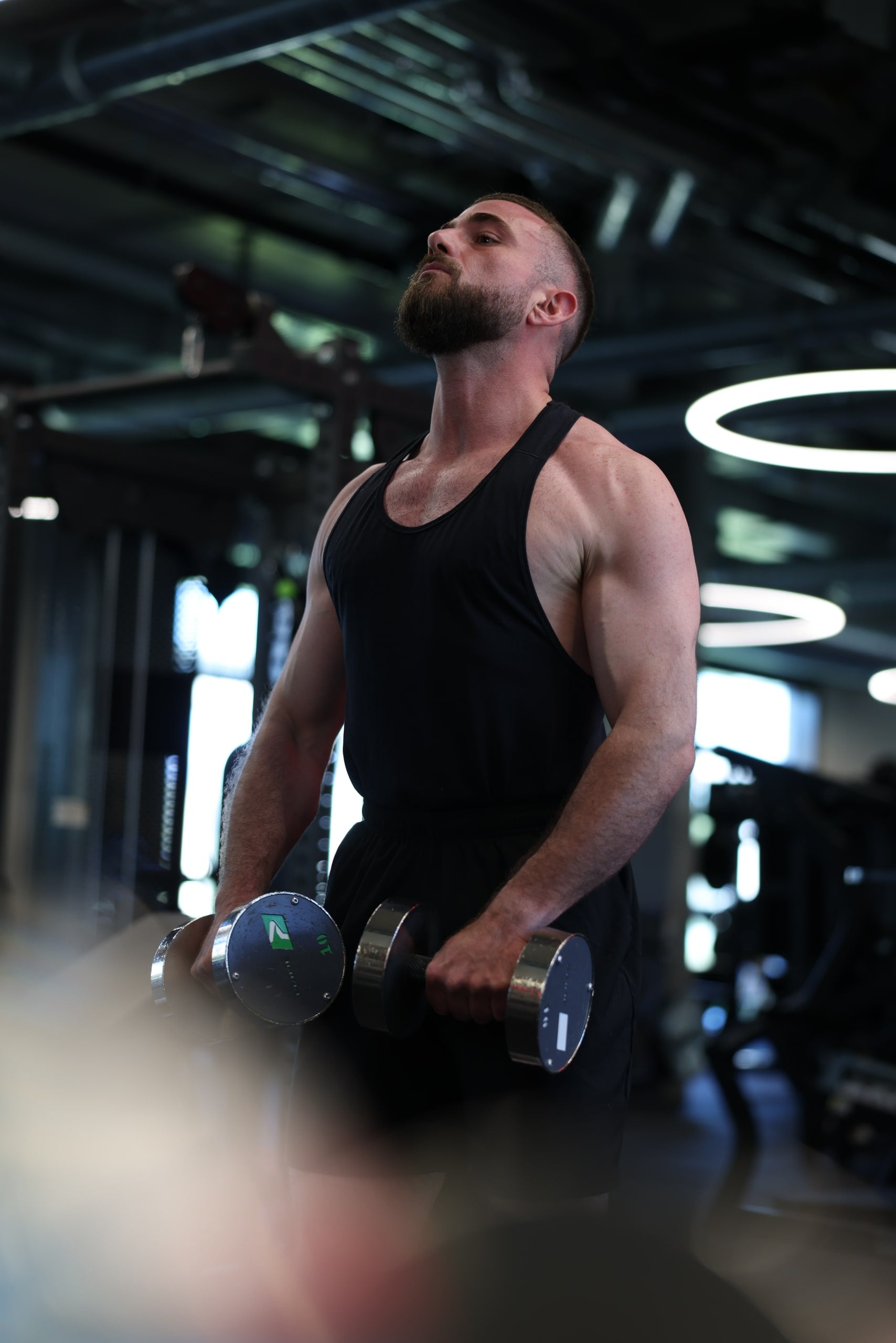 ELEVATE member training with dumbbells at the Chavannes-près-Renens club