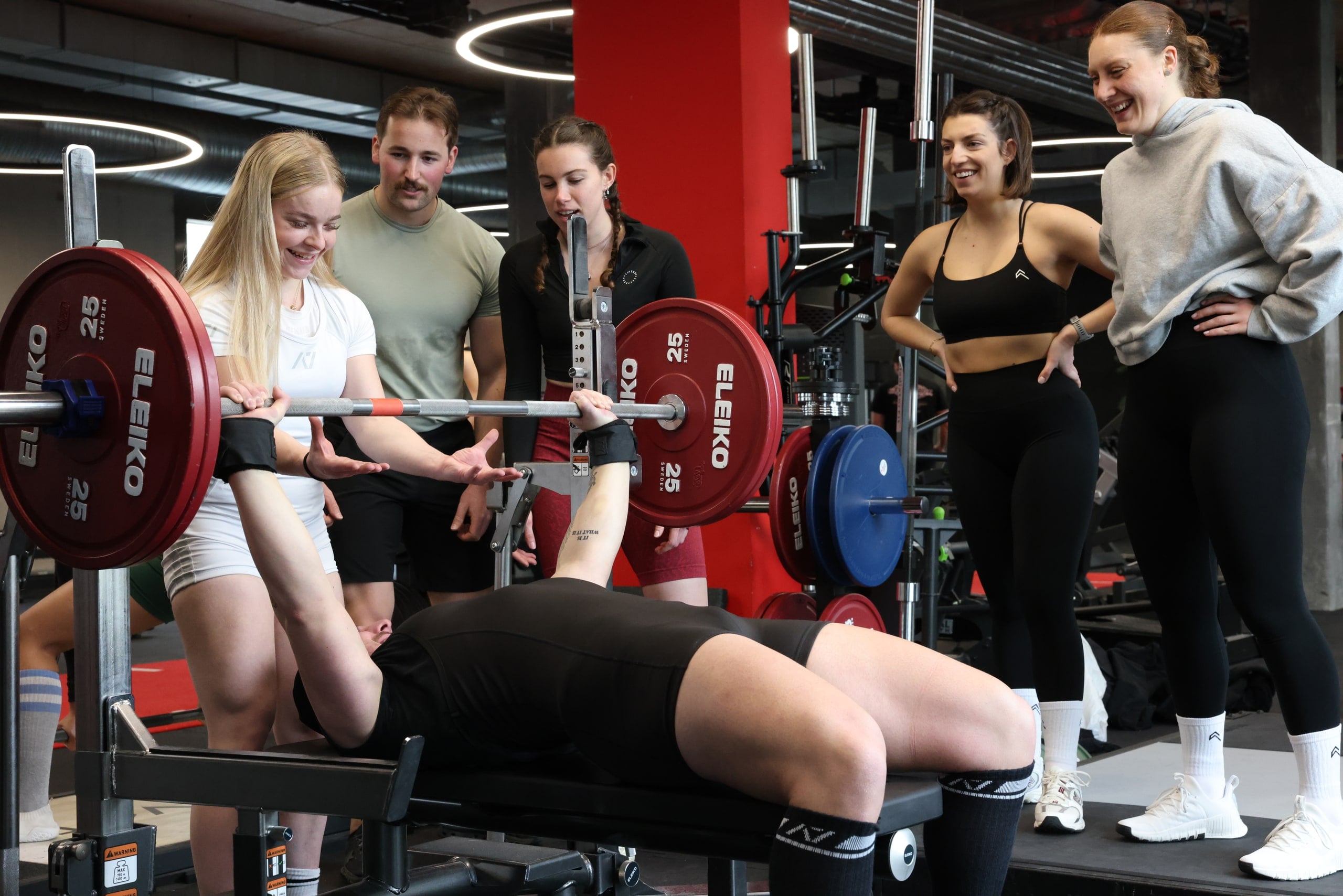 Bench press cheered on by the group at a community day in Chavannes-près-Renens
