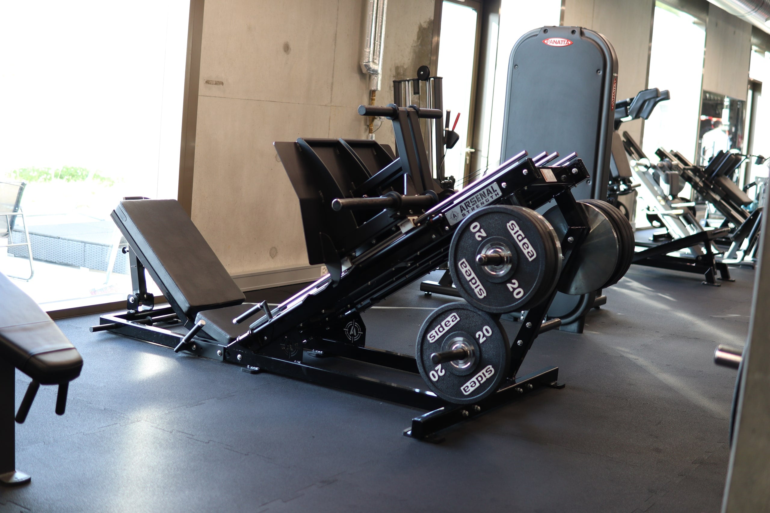 Leg press and guided machines at ELEVATE Chavannes-près-Renens