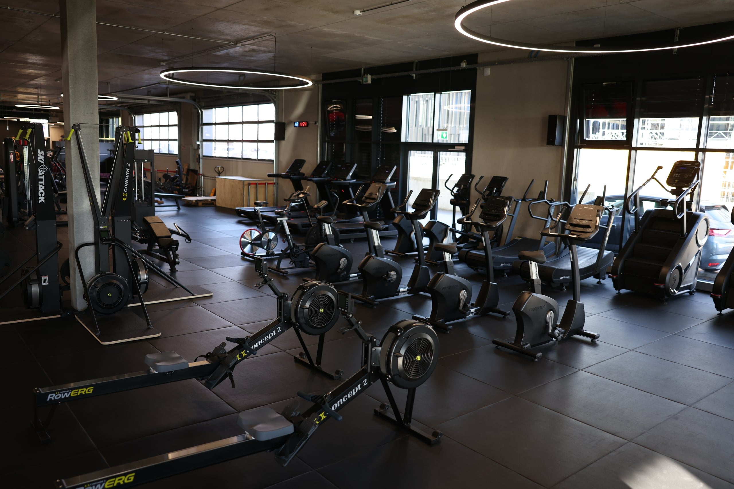 Zone cardio sous les anneaux lumineux d'ELEVATE Gland