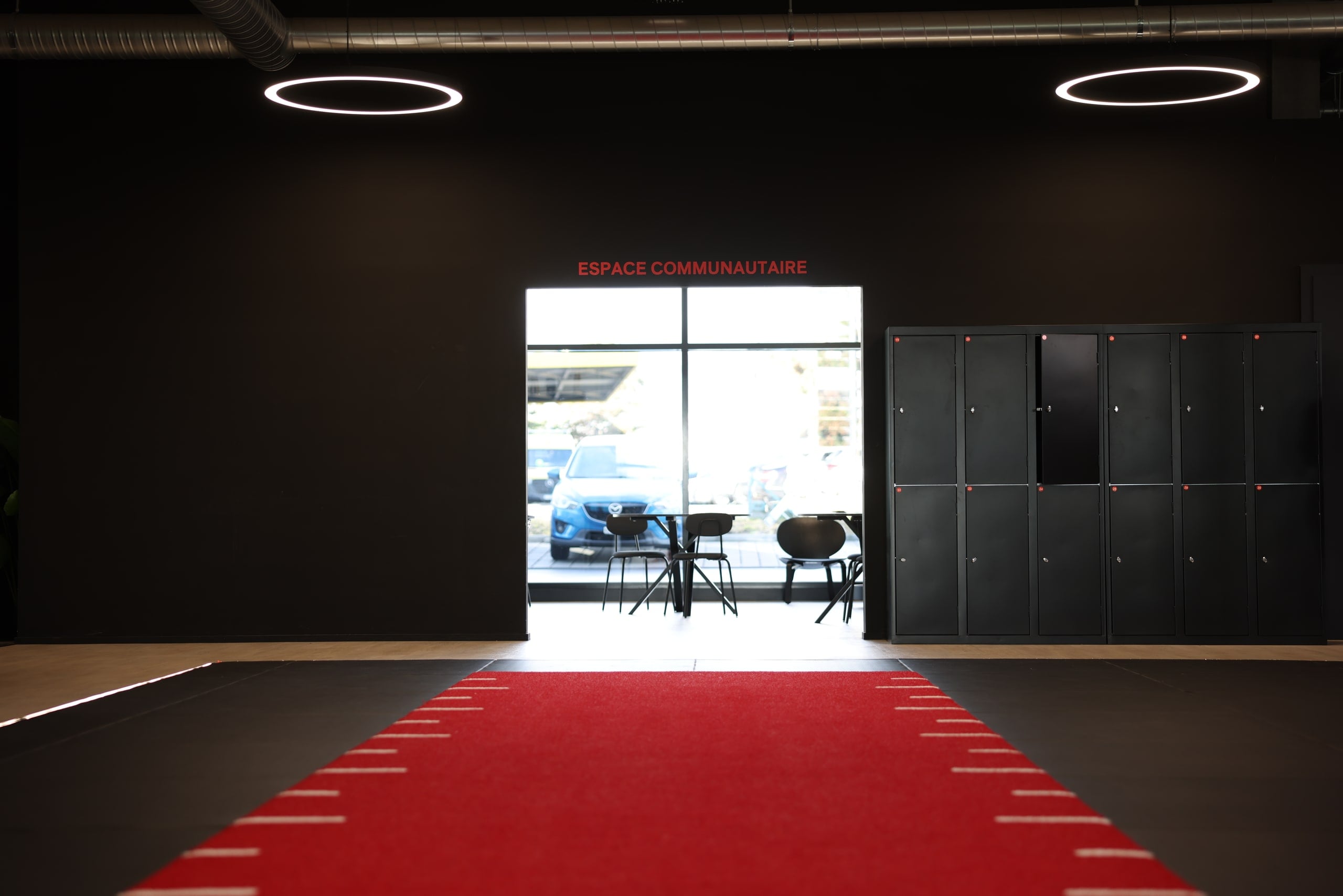 Piste rouge et entrée lumineuse d'ELEVATE Gland