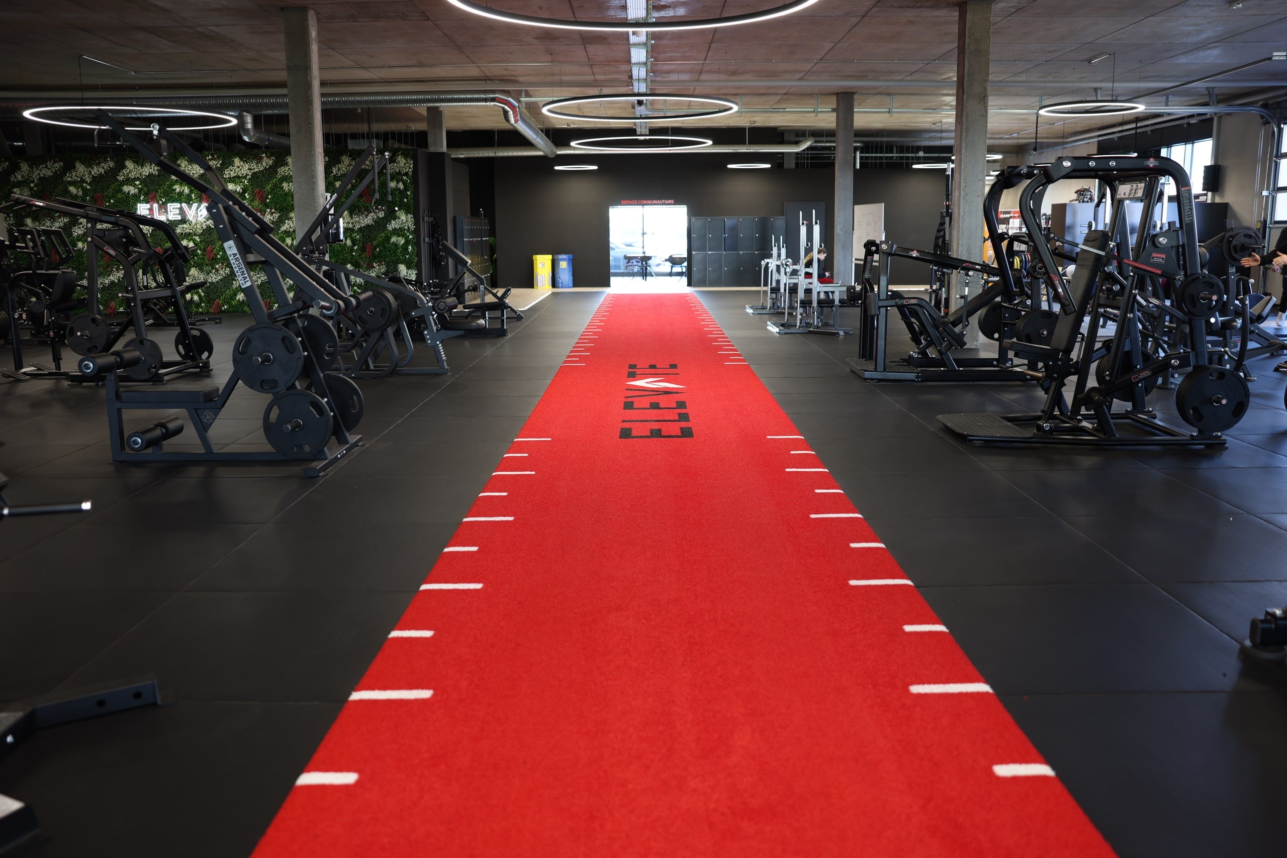 Logo ELEVATE sur la piste rouge du centre de Gland