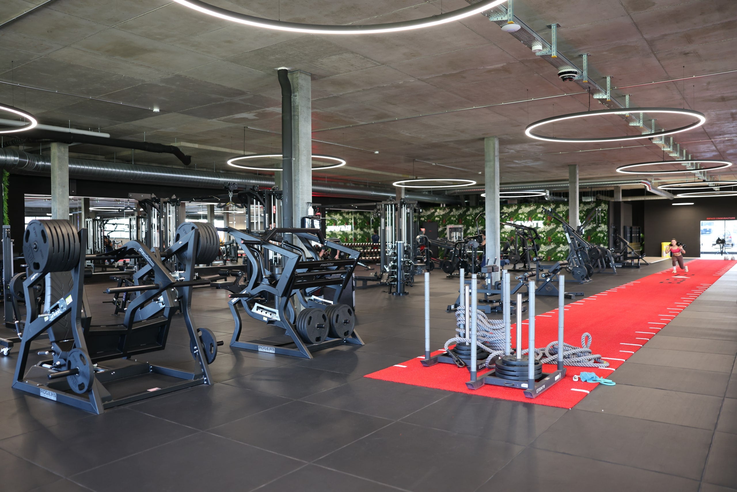 ELEVATE Gland gym floor: red track, sleds and ring lights